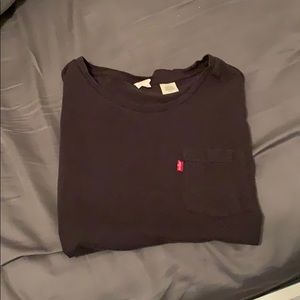 Grey Levi’s tee